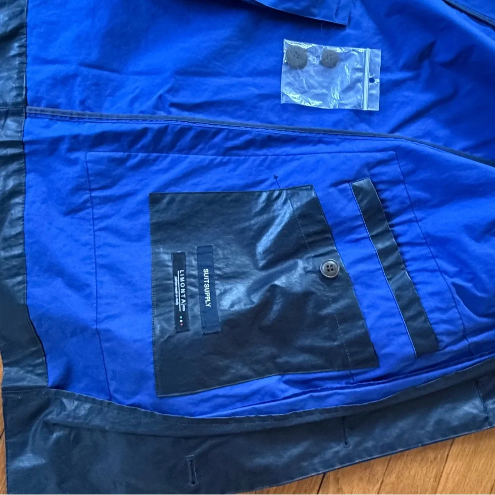 Men's or teens  Black Raincoat with Classic Collar from suit supply. - Picture 5 of 10